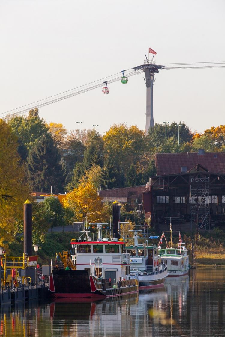 Boote auf dem Rhein, im Hintergrund die Seilbahn