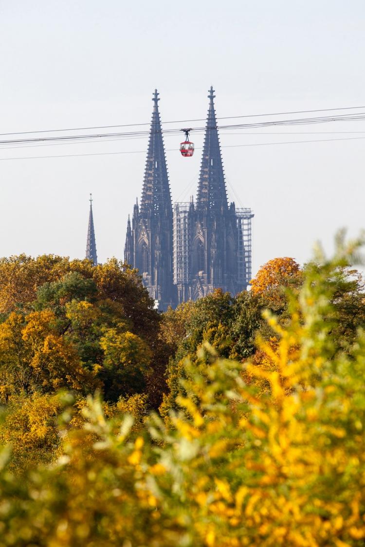 Rote Gondel genau zwischen den Domspitzen