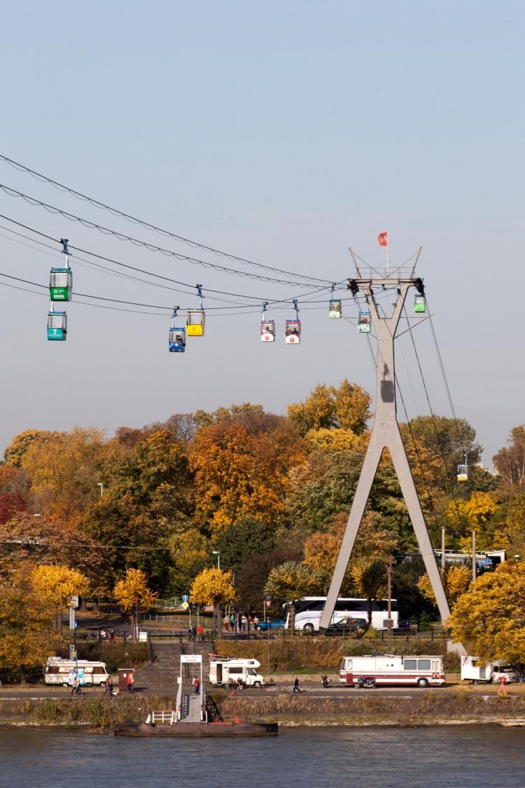 Reisebusse am Rheinufer, darber die Seilbahn