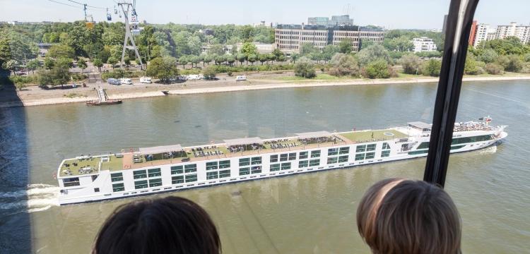 Blick aus der Gondel auf ein Flusskreuzfahrtschiff