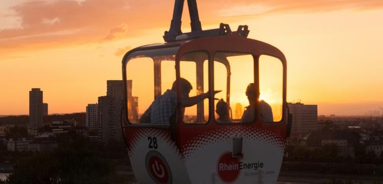 3 Personen in einer Gondel in der Abenddmmerung