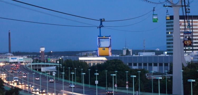 Blau beleuchtete Gondel in der Abenddmmerung