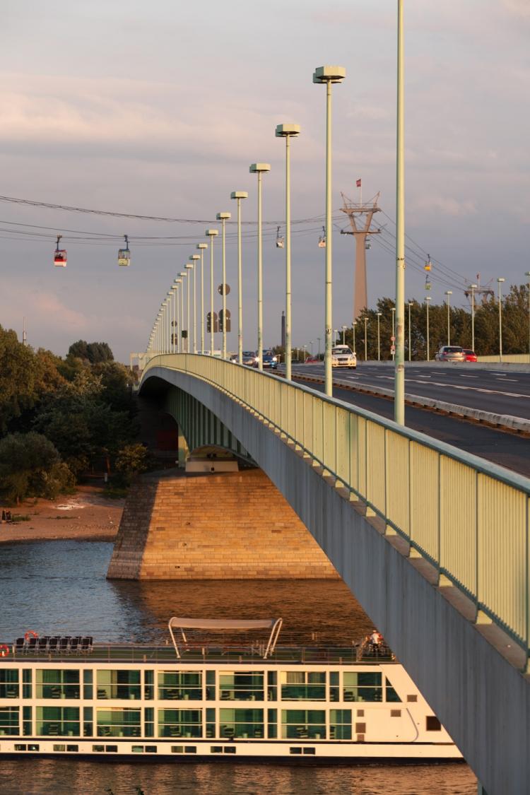 Flusskreuzfahrt Schiff auf dem Rhein, darber die Gondeln