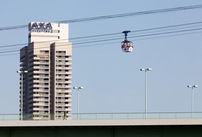 Gondel mit AXA Hochhaus im Hintergrund