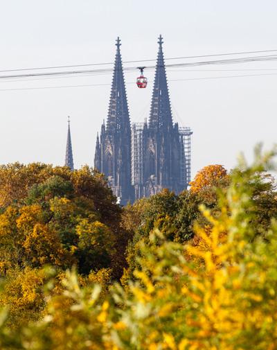 Gondel zwischen dem Klner Dom