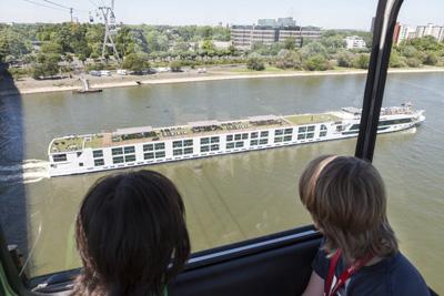 Blick aus der Gondel direkt auf den Rhein