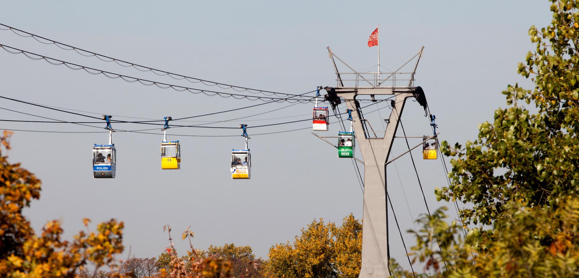 Sechs bunte Gondeln in der Luft