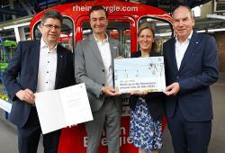 bergabe der Urkunde von Regierungsprsident Dr. Wilk ans Seilbahn-Team