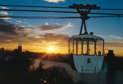 Seilbahngondel im Sonnenuntergang