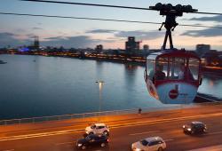 Seilbahn Gondel am Abend ber dem Rhein
