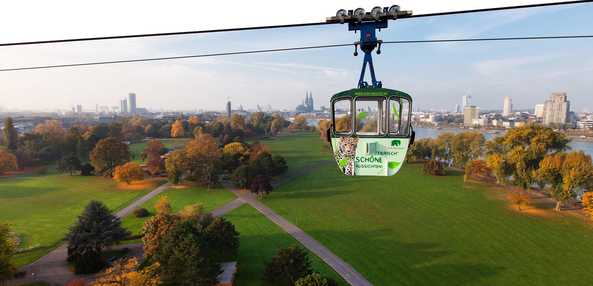 Zoo-Gondel über dem Rheinpark, im Hintergrund der Dom